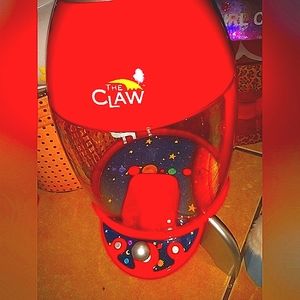 Rocket shaped mini claw machine really works